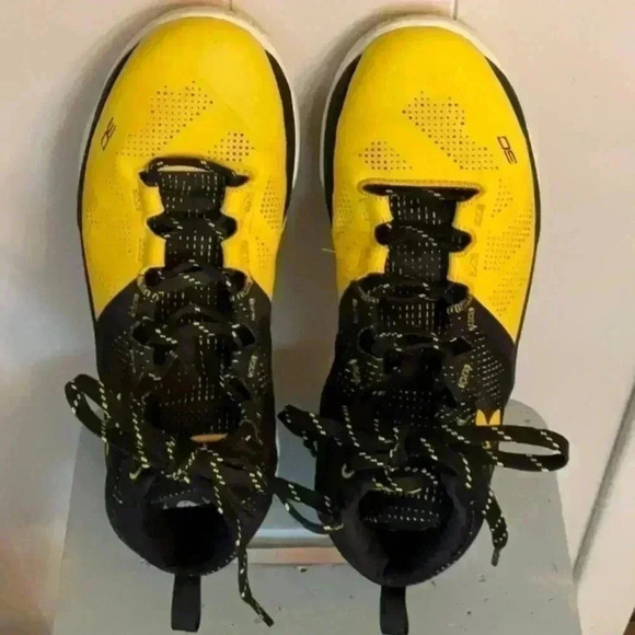 Under Armour Curry 2 Long Shot (Black/Taxi-White) in  Boys Size 6Y or 38.5 EU - Picture 4 of 7